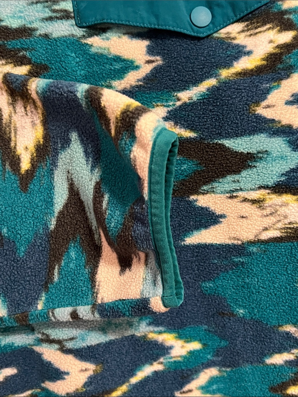 Patagonia Women's Teal, Navy & White Patterned Synchilla Fleece Pullover - Picture 4 of 7